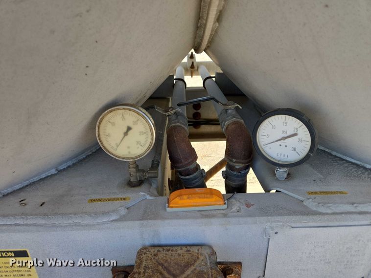 image for item EB1041 1987 Fruehauf pneumatic dry bulk trailer