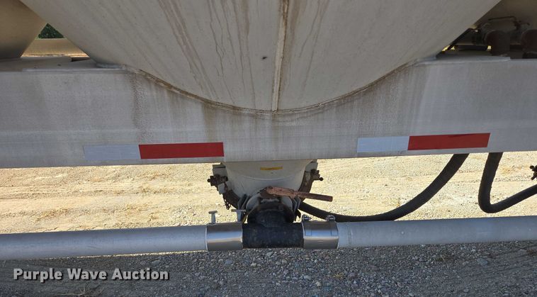 image for item EB1041 1987 Fruehauf pneumatic dry bulk trailer
