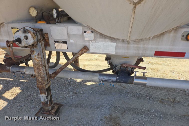 image for item EB1041 1987 Fruehauf pneumatic dry bulk trailer