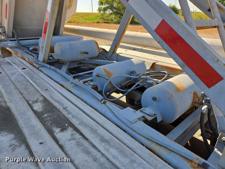 image for item EB1041 1987 Fruehauf pneumatic dry bulk trailer