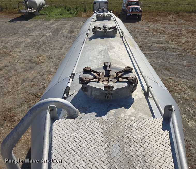 image for item EB1041 1987 Fruehauf pneumatic dry bulk trailer