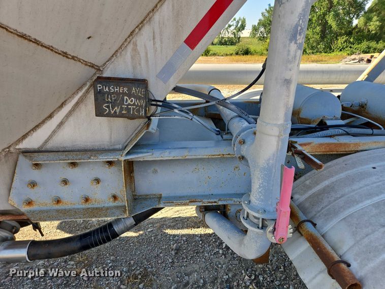 image for item EB1041 1987 Fruehauf pneumatic dry bulk trailer