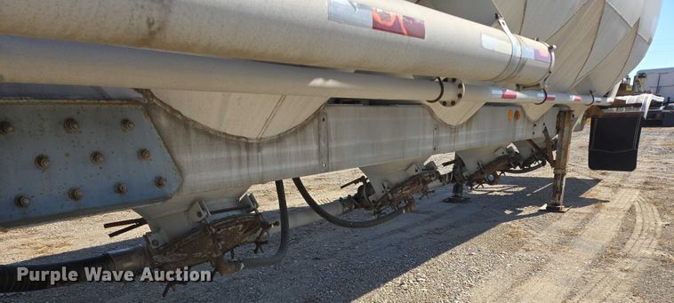 image for item EB1041 1987 Fruehauf pneumatic dry bulk trailer