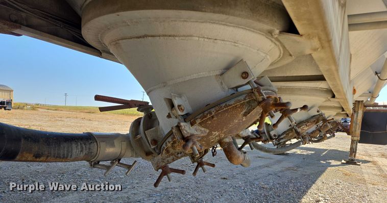 image for item EB1041 1987 Fruehauf pneumatic dry bulk trailer