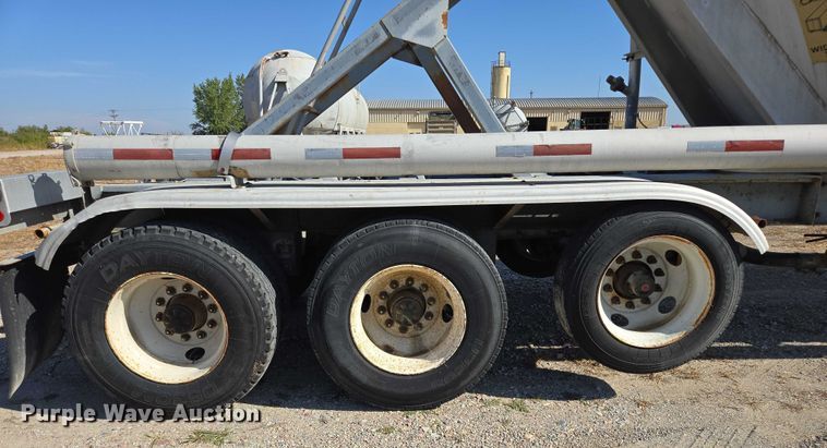 image for item EB1041 1987 Fruehauf pneumatic dry bulk trailer