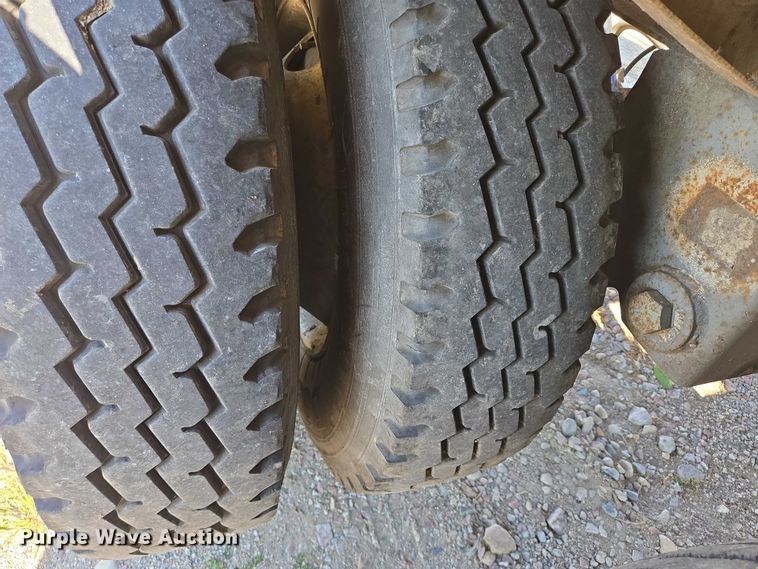 image for item EB1041 1987 Fruehauf pneumatic dry bulk trailer