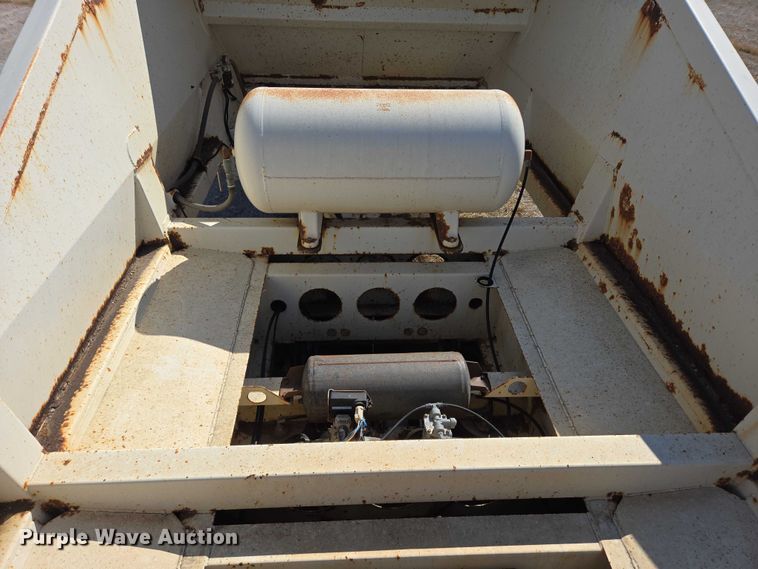 image for item EB1042 2007 Midland MG40TC2000 bottom dump trailer