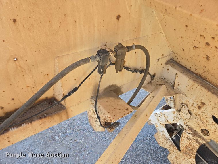 image for item EB1043 2007 Midland MG40TC2000 bottom dump trailer