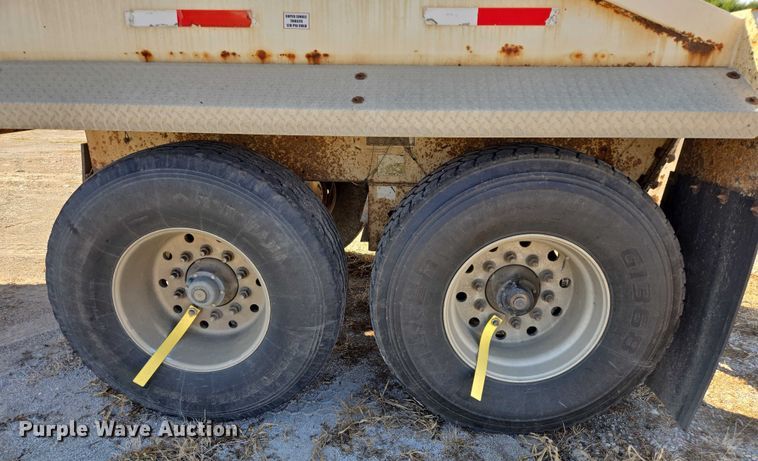 image for item EB1043 2007 Midland MG40TC2000 bottom dump trailer
