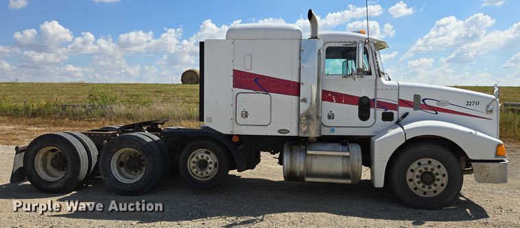 image for item EB1044 2000 Peterbuilt 377 semi truck