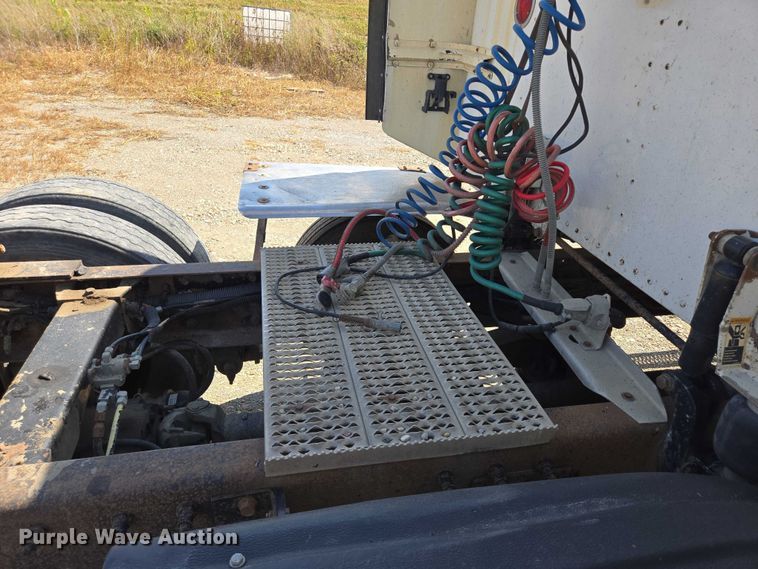 image for item EB1044 2000 Peterbuilt 377 semi truck