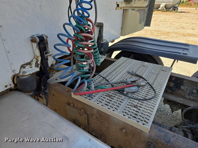 image for item EB1044 2000 Peterbuilt 377 semi truck