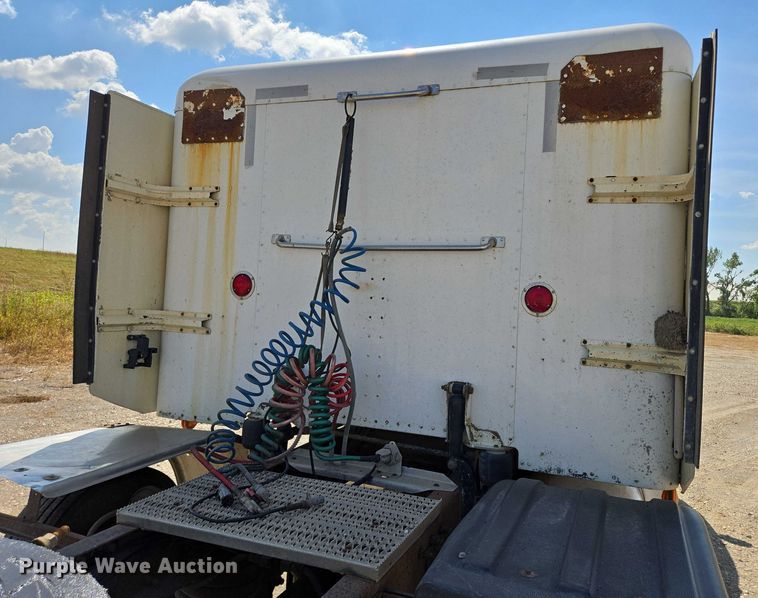 image for item EB1044 2000 Peterbuilt 377 semi truck