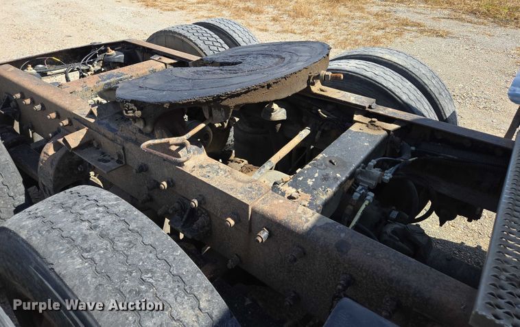 image for item EB1044 2000 Peterbuilt 377 semi truck