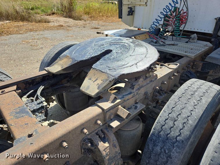 image for item EB1044 2000 Peterbuilt 377 semi truck