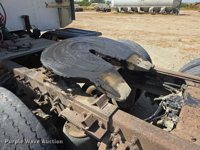 image for item EB1044 2000 Peterbuilt 377 semi truck