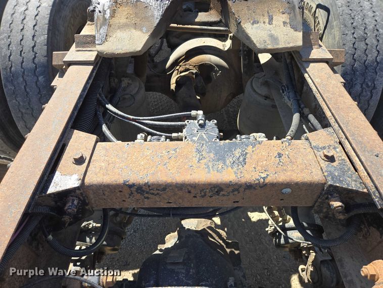 image for item EB1044 2000 Peterbuilt 377 semi truck