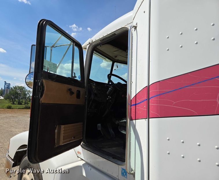 image for item EB1044 2000 Peterbuilt 377 semi truck