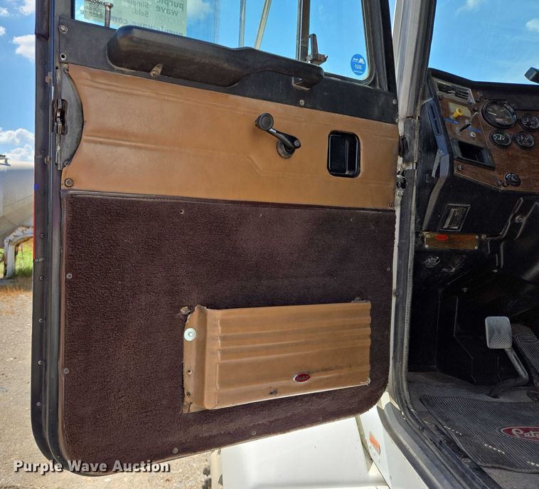image for item EB1044 2000 Peterbuilt 377 semi truck