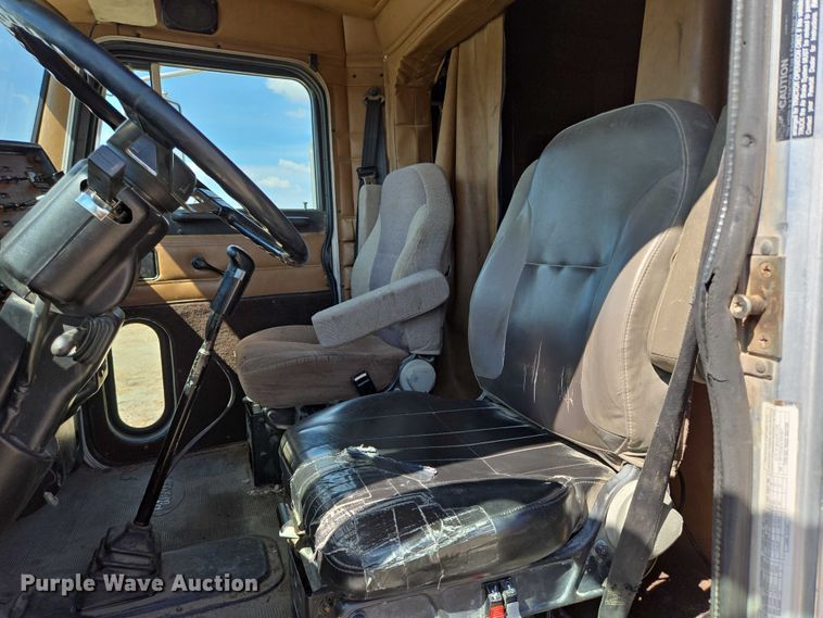 image for item EB1044 2000 Peterbuilt 377 semi truck