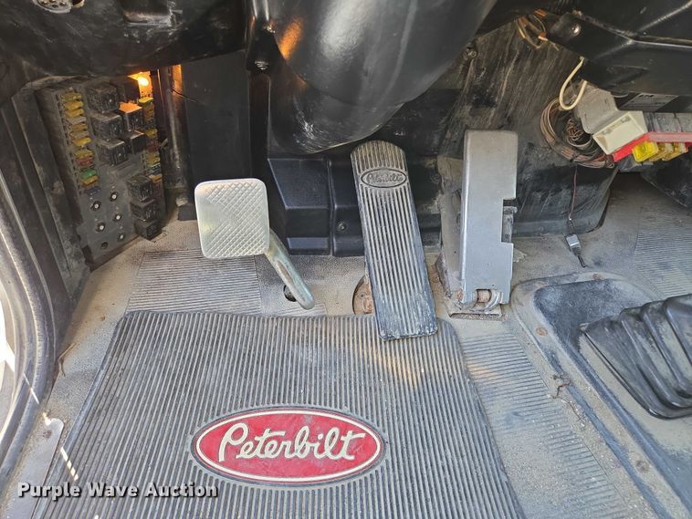 image for item EB1044 2000 Peterbuilt 377 semi truck