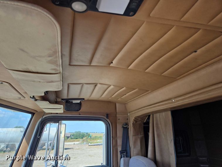 image for item EB1044 2000 Peterbuilt 377 semi truck