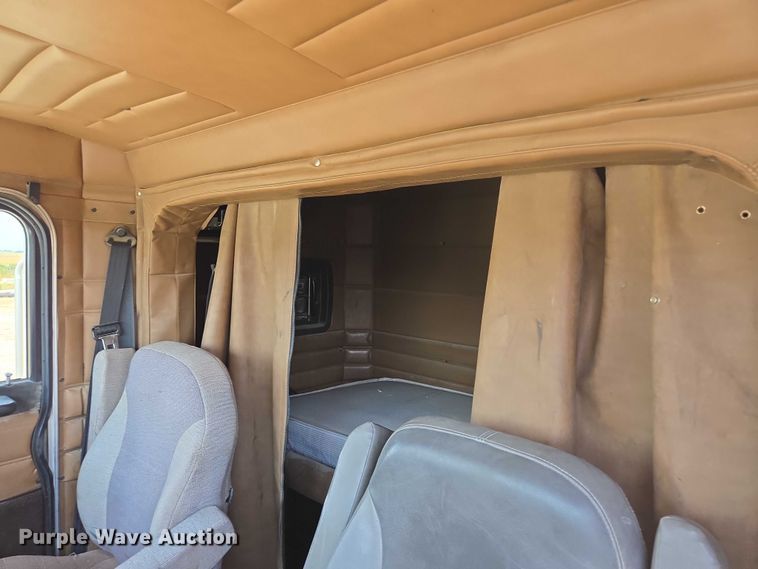 image for item EB1044 2000 Peterbuilt 377 semi truck