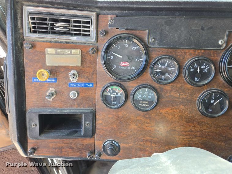 image for item EB1044 2000 Peterbuilt 377 semi truck