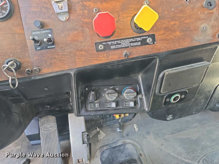 image for item EB1044 2000 Peterbuilt 377 semi truck