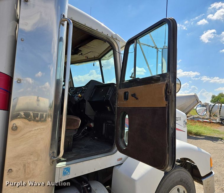 image for item EB1044 2000 Peterbuilt 377 semi truck