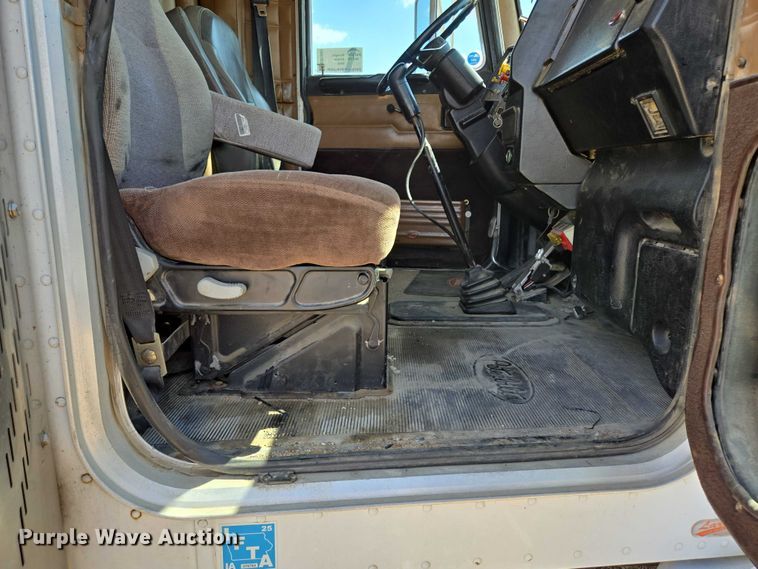 image for item EB1044 2000 Peterbuilt 377 semi truck