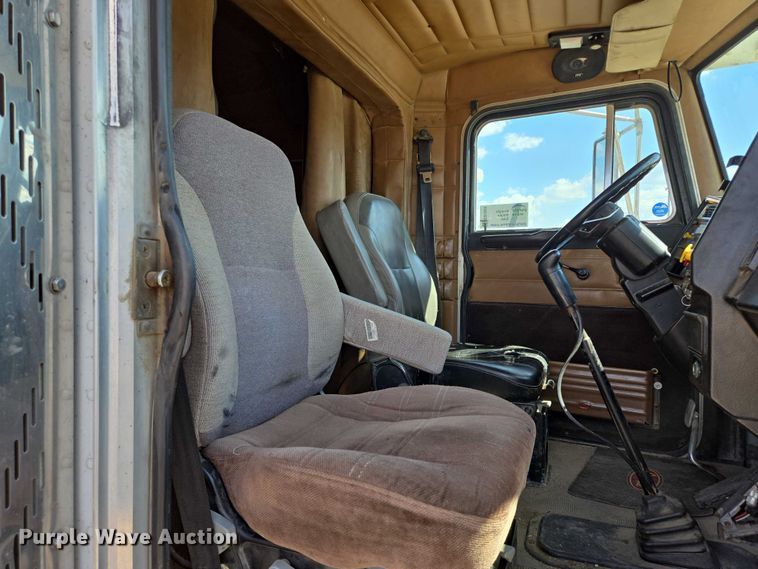 image for item EB1044 2000 Peterbuilt 377 semi truck