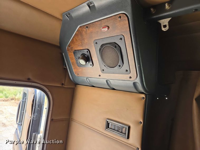 image for item EB1044 2000 Peterbuilt 377 semi truck