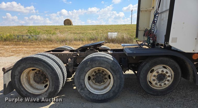 image for item EB1044 2000 Peterbuilt 377 semi truck