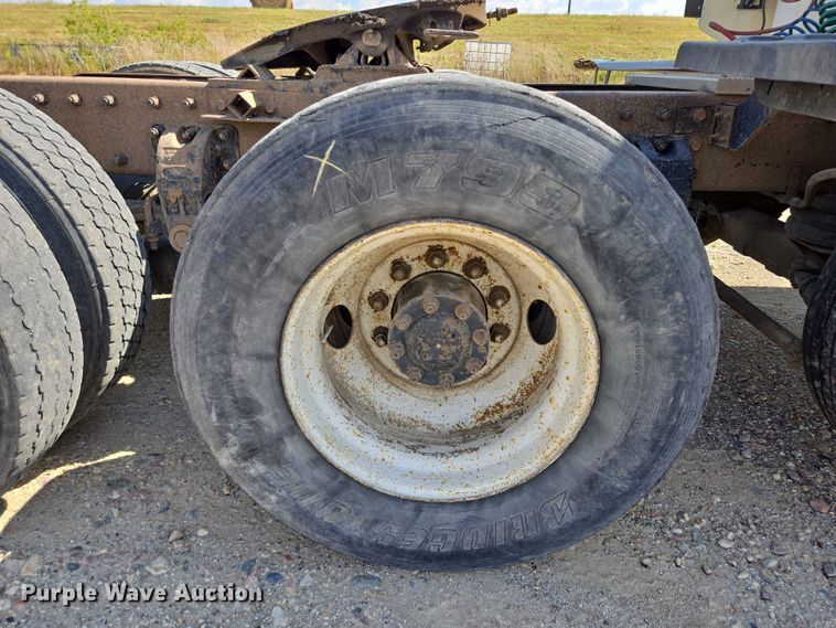 image for item EB1044 2000 Peterbuilt 377 semi truck