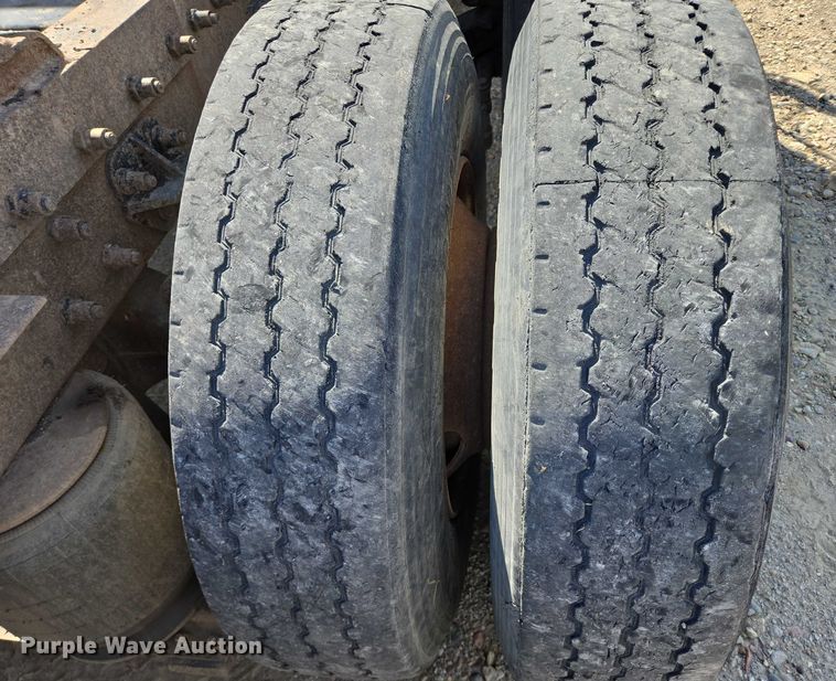 image for item EB1044 2000 Peterbuilt 377 semi truck