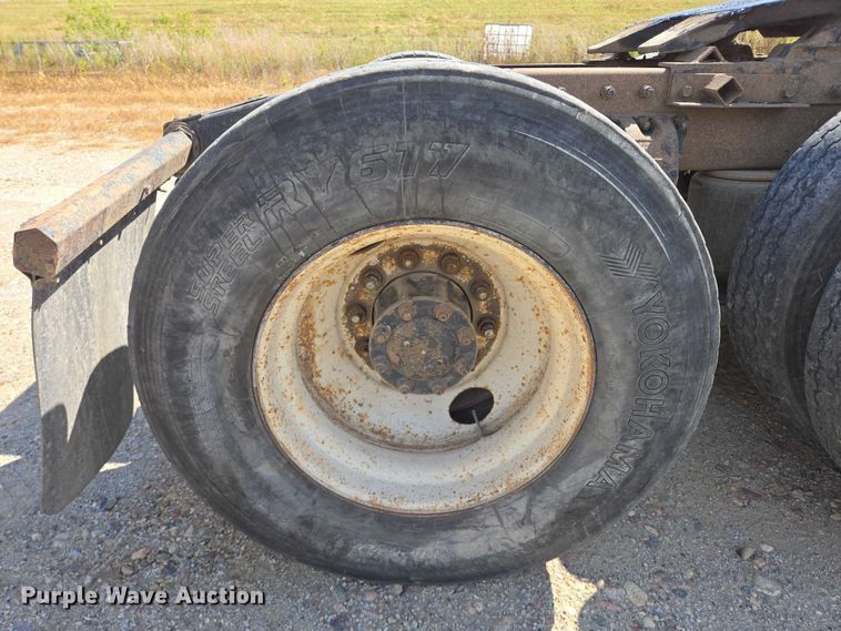 image for item EB1044 2000 Peterbuilt 377 semi truck