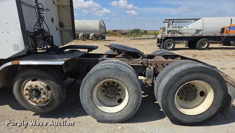 image for item EB1044 2000 Peterbuilt 377 semi truck