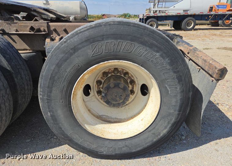 image for item EB1044 2000 Peterbuilt 377 semi truck