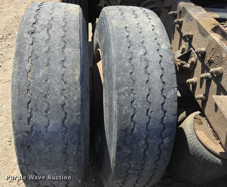 image for item EB1044 2000 Peterbuilt 377 semi truck