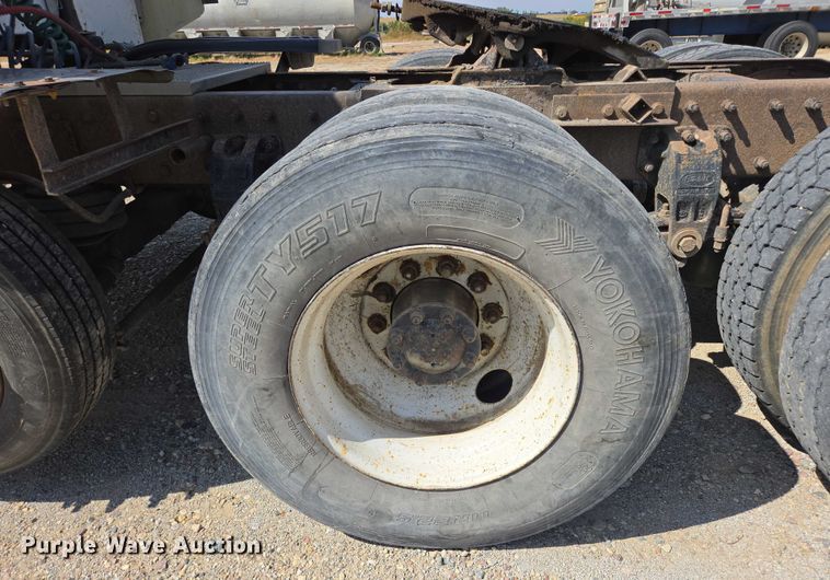 image for item EB1044 2000 Peterbuilt 377 semi truck