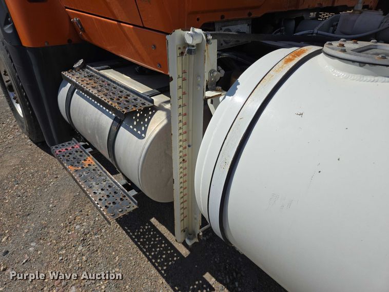 image for item EB1045 2013 International WorkStar 7600 SFA ready mix truck