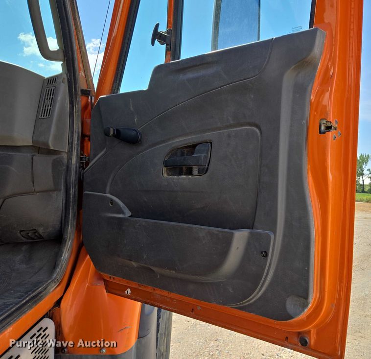 image for item EB1045 2013 International WorkStar 7600 SFA ready mix truck