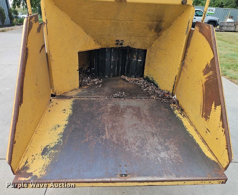 image for item EB8314 Vermeer BC1230 wood chipper