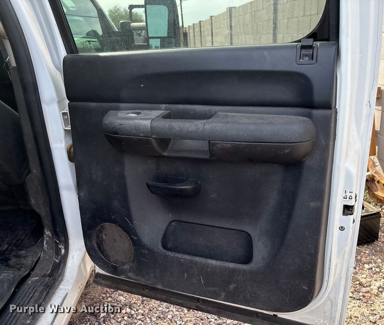 image for item EC8012 2014 Chevrolet Silverado 2500HD Crew Cab pickup truck