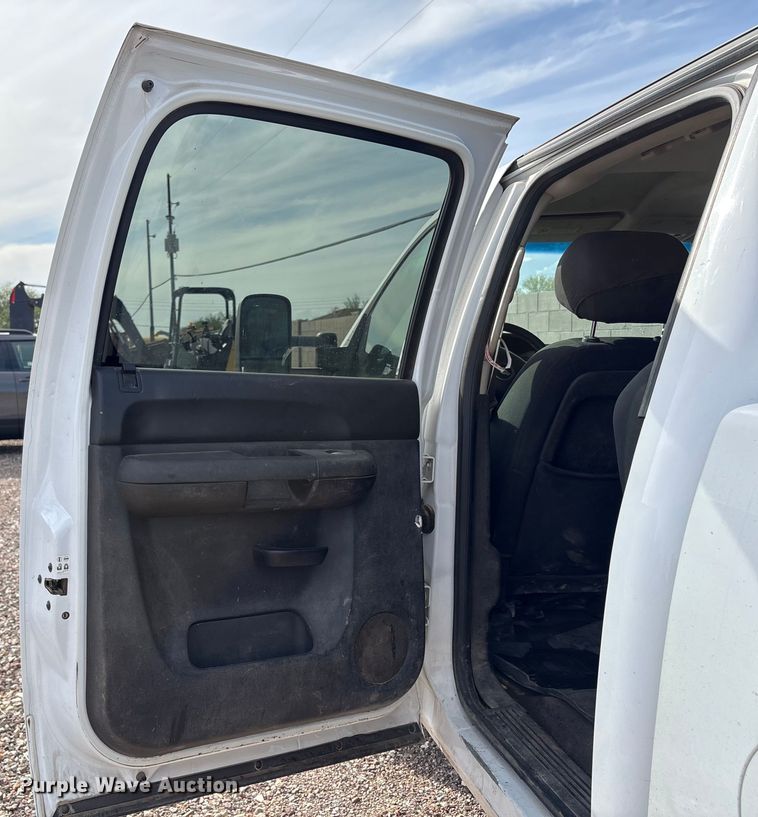 image for item EC8012 2014 Chevrolet Silverado 2500HD Crew Cab pickup truck