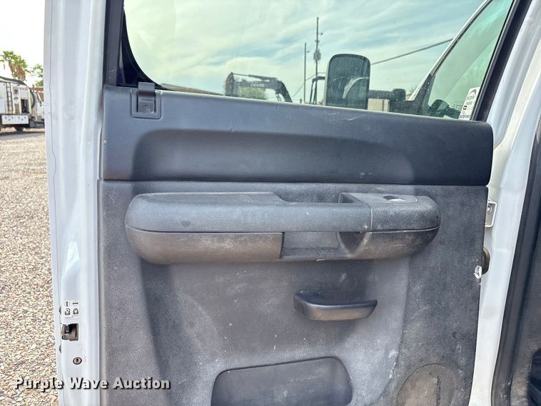 image for item EC8012 2014 Chevrolet Silverado 2500HD Crew Cab pickup truck