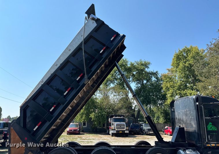 image for item ED2244 2007 Peterbilt 386 dump truck