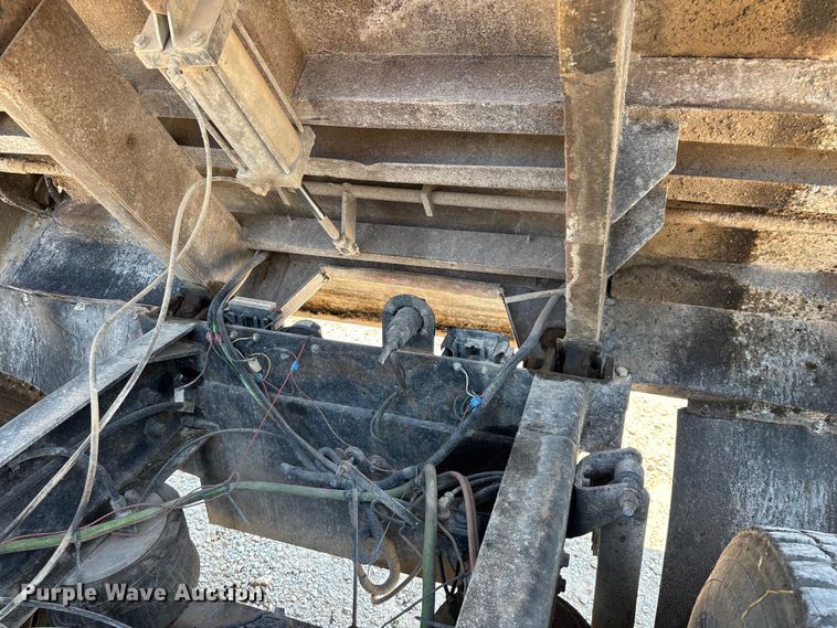 image for item ED2244 2007 Peterbilt 386 dump truck