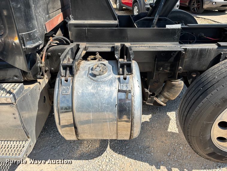 image for item ED2244 2007 Peterbilt 386 dump truck